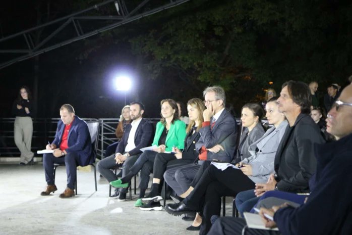 EnionQ's tweet photo. Një kënaqësi të merrja pjesë në edicionin e parë të #tiranayouthclimatesummit
Në fjalën e hapjes Ambasadori Holandës në Shqipëri Z.Reinout Vos,
Ky samit u mbeshtet nga, #embassyofnetherlands #embassyoffrance 
#unicefalbania🇦🇱
#edencenter
#bashkiatirane 
#apr https://t.co/Xn02ABWpQ3