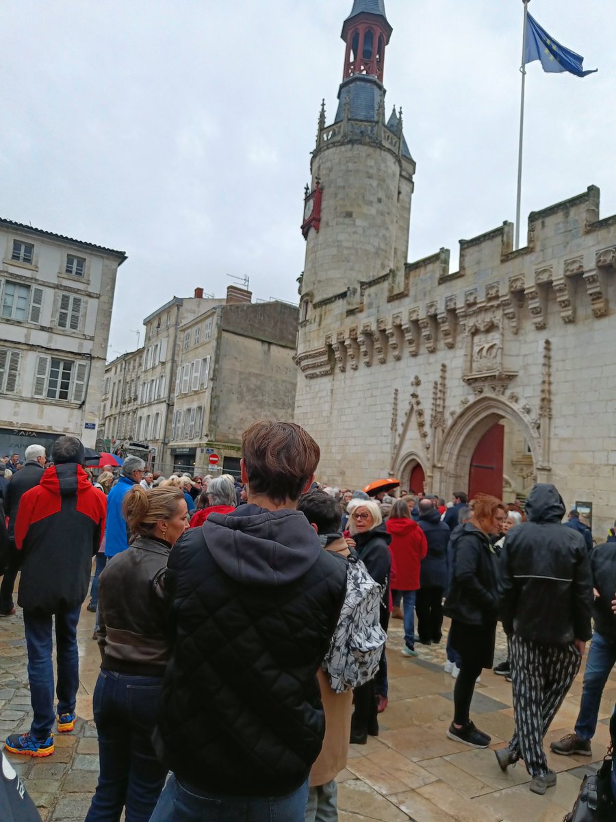 Corine Barlis tweet media