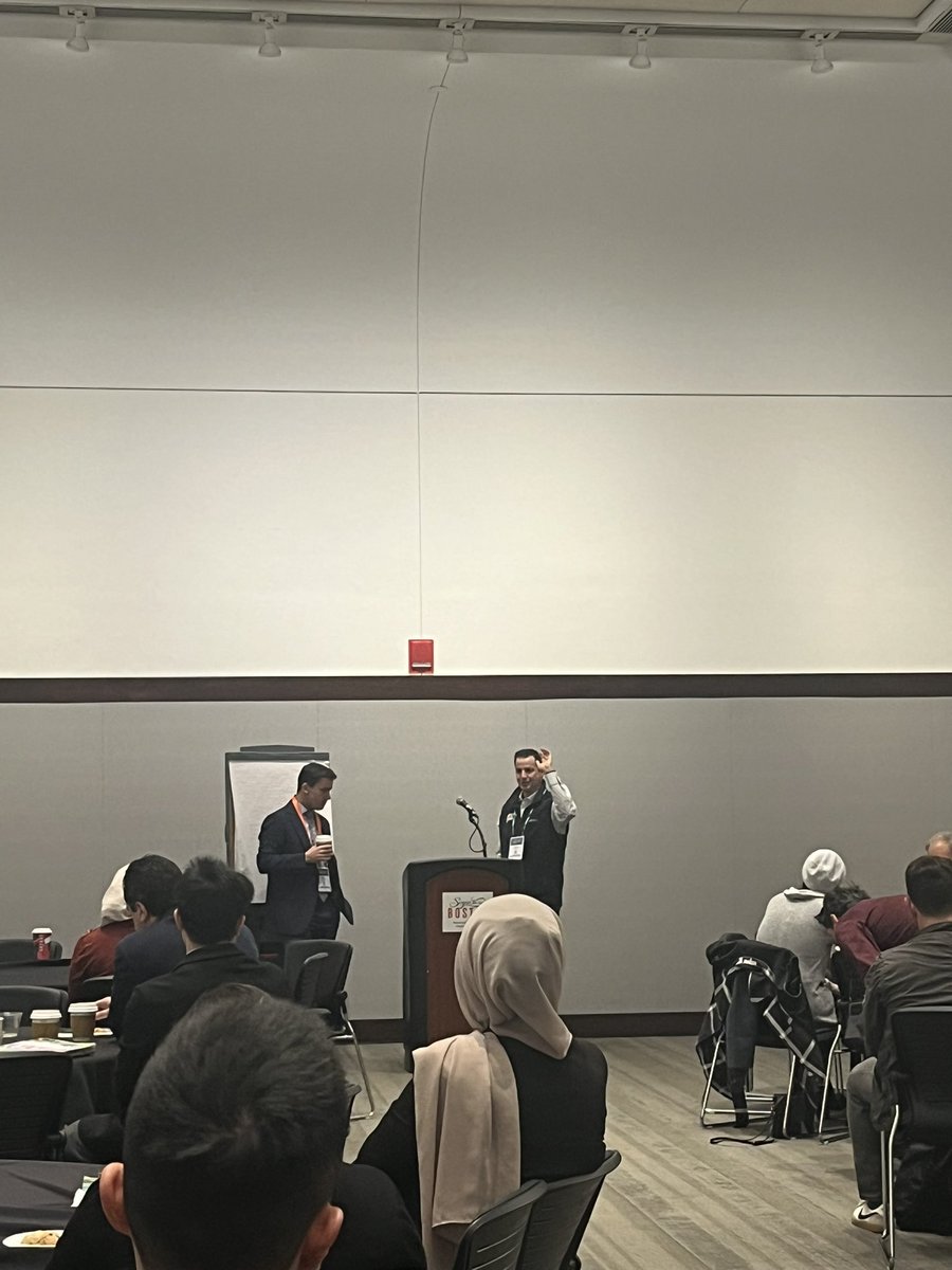 Packed house for the 730am Meet-the-Expert session <a href="/AASLDtweets/">AASLD</a> with <a href="/DougSimonetto/">Doug Simonetto, MD</a>  and <a href="/DrLiver/">Dr. Liver</a> !! Not surprising with these two and the topic AI in portal HTN and cirrhosis. 🔥