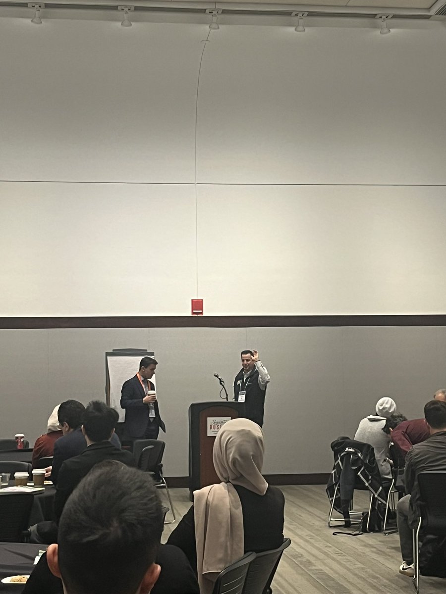 Packed house for the 730am Meet-the-Expert session @AASLDtweets with @DougSimonetto and @DrLiver !! Not surprising with these two and the topic AI in portal HTN and cirrhosis. 🔥