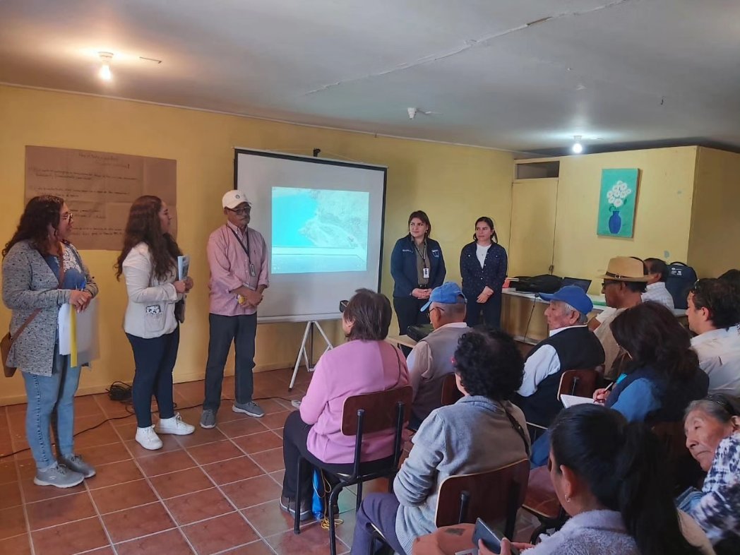 moparica's tweet photo. #Gobiernoenterreno 👉hasta Molinos, en valle de Lluta, llegó el equipo de Obras Hidráulicas, junto ➡️a su directora @ConnieLTorresS  para dar inicio a la Participación Ciudadana del proyecto "Construcción Obras Complementarias Embalse de Chironta". 
 #presentesporchile🇨🇱 https://t.co/ZWCry3n77t
