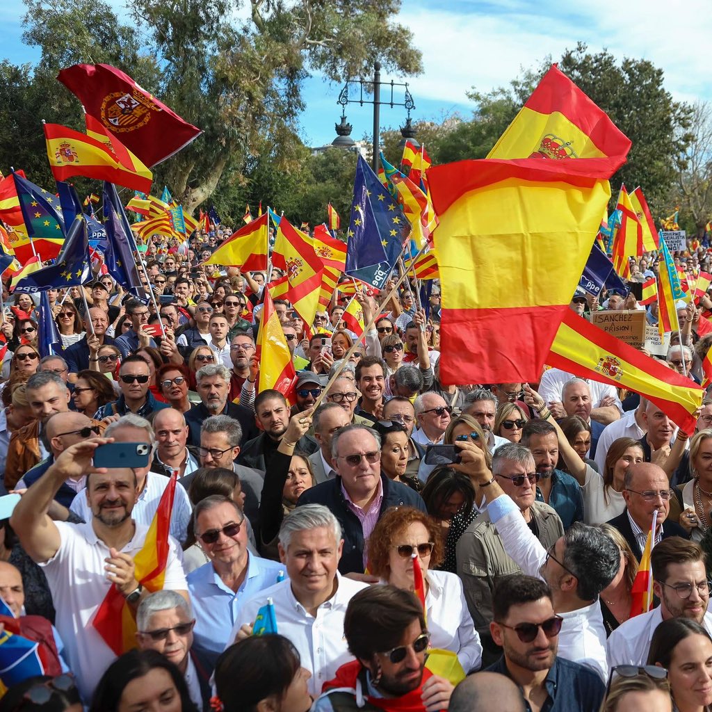 Les valencianes i els valencians no som menys que ningú. Gràcies a tots els que heu eixit hui al carrer per a dir junts, alt i clar ➡️ NO a Pedro Sánchez. NO a l'amnistia. Per la igualtat de tots els espanyols! #EspañaNoSeRinde #ValenciaNoSeRinde