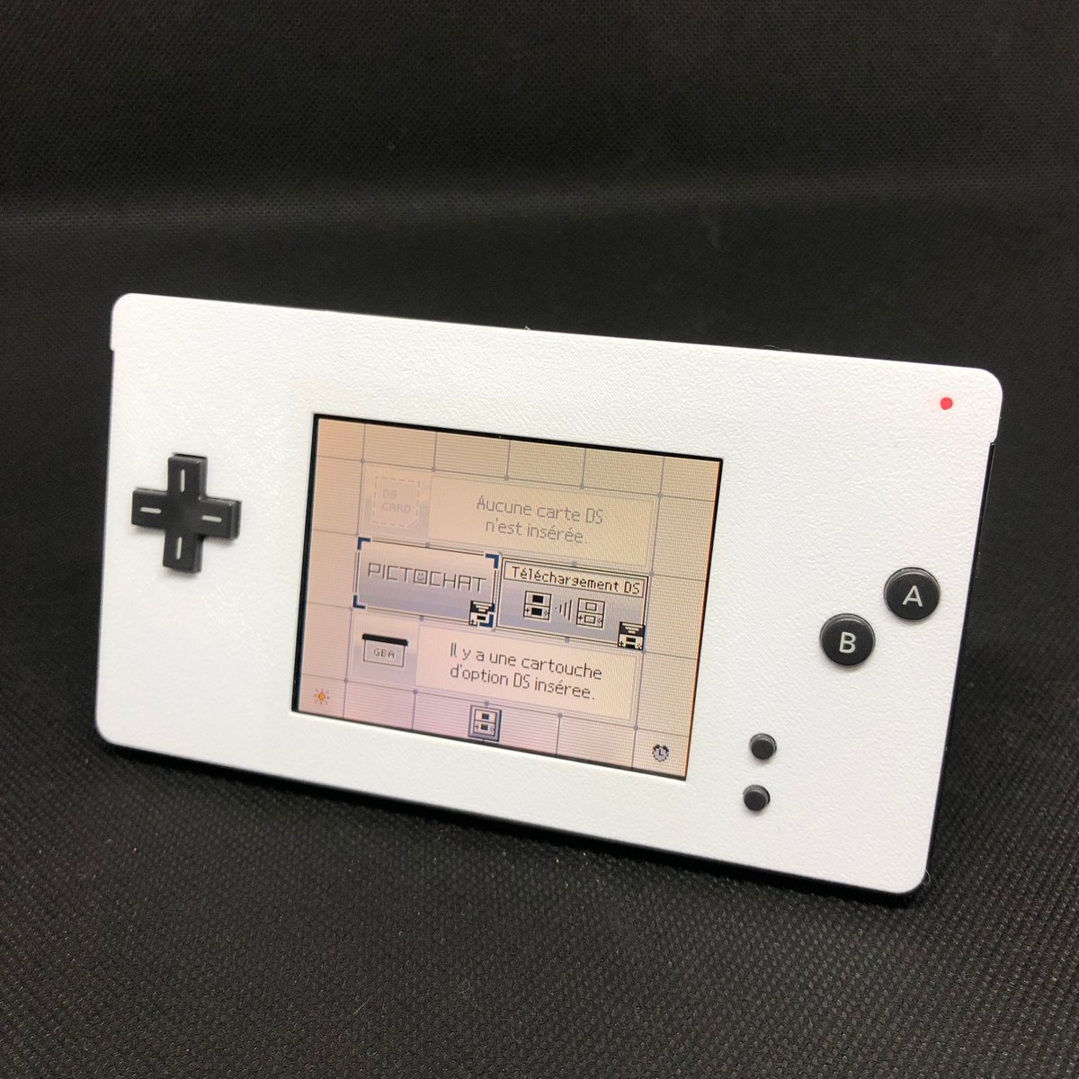 Guigro's tweet photo. GameBoy Macro en blanc et noir. Une GameBoy fabriquée à partir d'une Nintendo DS Lite dont l'écran supérieur était cassé !
#videogames #nintendo #gameboy #xbox #gaming #retrogaming #ps2 #videogamesforsale #comicbooks #pokemon #gamer #nintendoswitch #playstation #games #pokemongo https://t.co/En962jx6NM