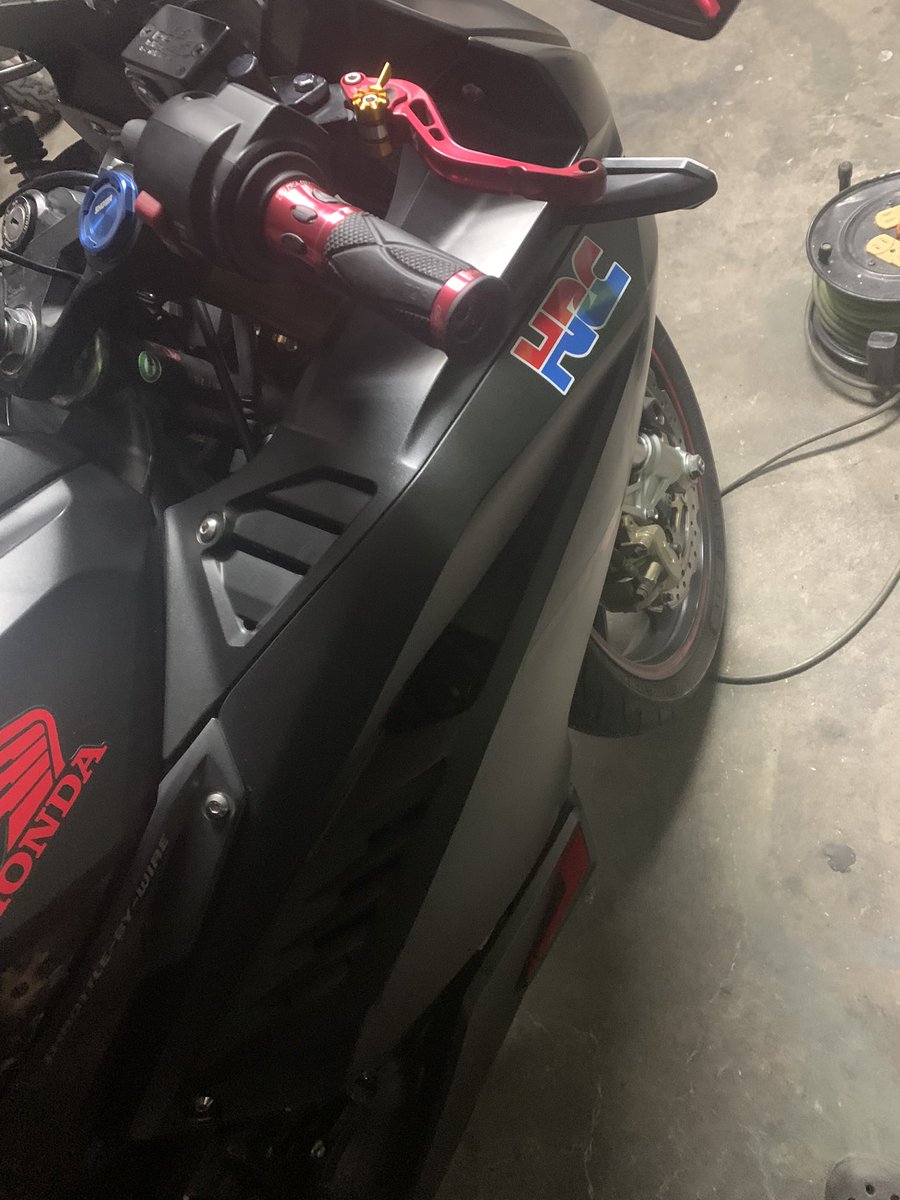 warunori2016's tweet photo. 転かしたバイク修理⚒
お金かけたくないらしく
とりあえず傷隠す塗装して
ステップ曲がり折れない程度でしか
今回は出来んかったけど
ウィンカー修やりました🤩

ほんのり整備
調整言ってね😆素人やけど
こうゆうの嬉しいですよね😍 https://t.co/XWAYKM5qVx