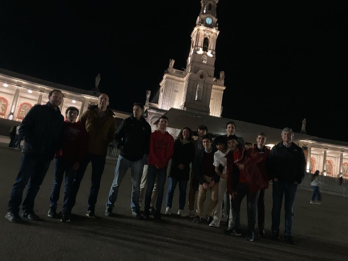 ClubPalomeras's tweet photo. En @Fatimasantuario pidiéndole a la Virgen por el fin de las guerras y todas las familias de Palomeras!!! #mejorconlasfamilias https://t.co/2rmnHmLo4e