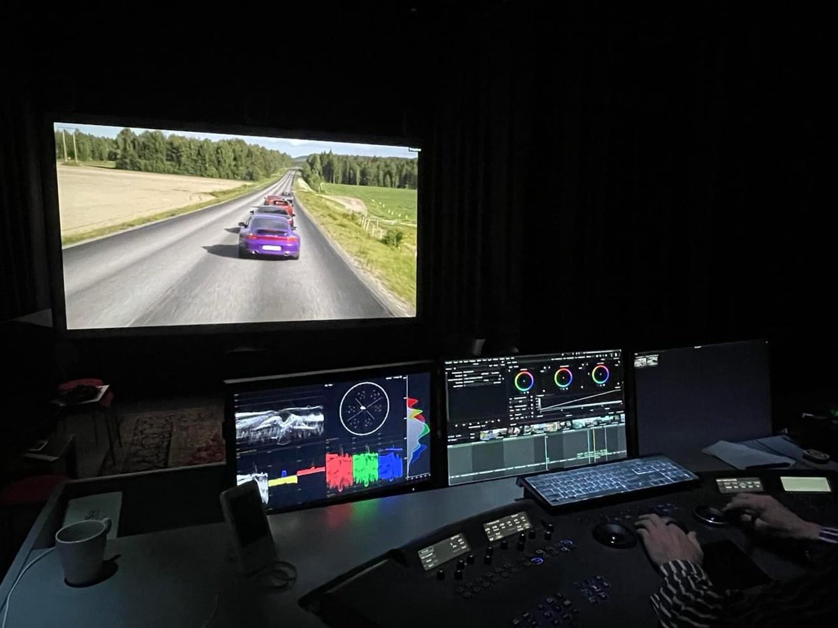 EdwardafSillen's tweet photo. 2650 klipp är nu klara i grade. Slutkoll för oss alla nu i veckan på ljud, vfx, grade etc.
Känns otroligt roligt. Premiären närmar sig 🚙🔥 #EttSistaRace https://t.co/yJooiSVgt6