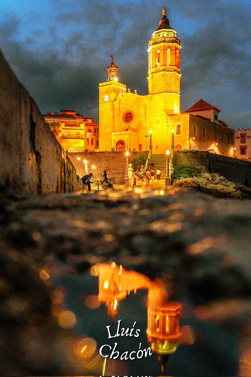 RetallsdeSitges's tweet photo. Explorant la Sitges nocturna 🌌: l'església, far històric, projecta la seva essència des de l'espigó. Les roques dansen, el toll reflecteix la màgia lluminosa ✨, creant un quadre etèri. La paleta nocturna i el teatre celestial revelen un romanç etern.
#Sitges #LluisChaconPhoto https://t.co/q1fz3xpVqi