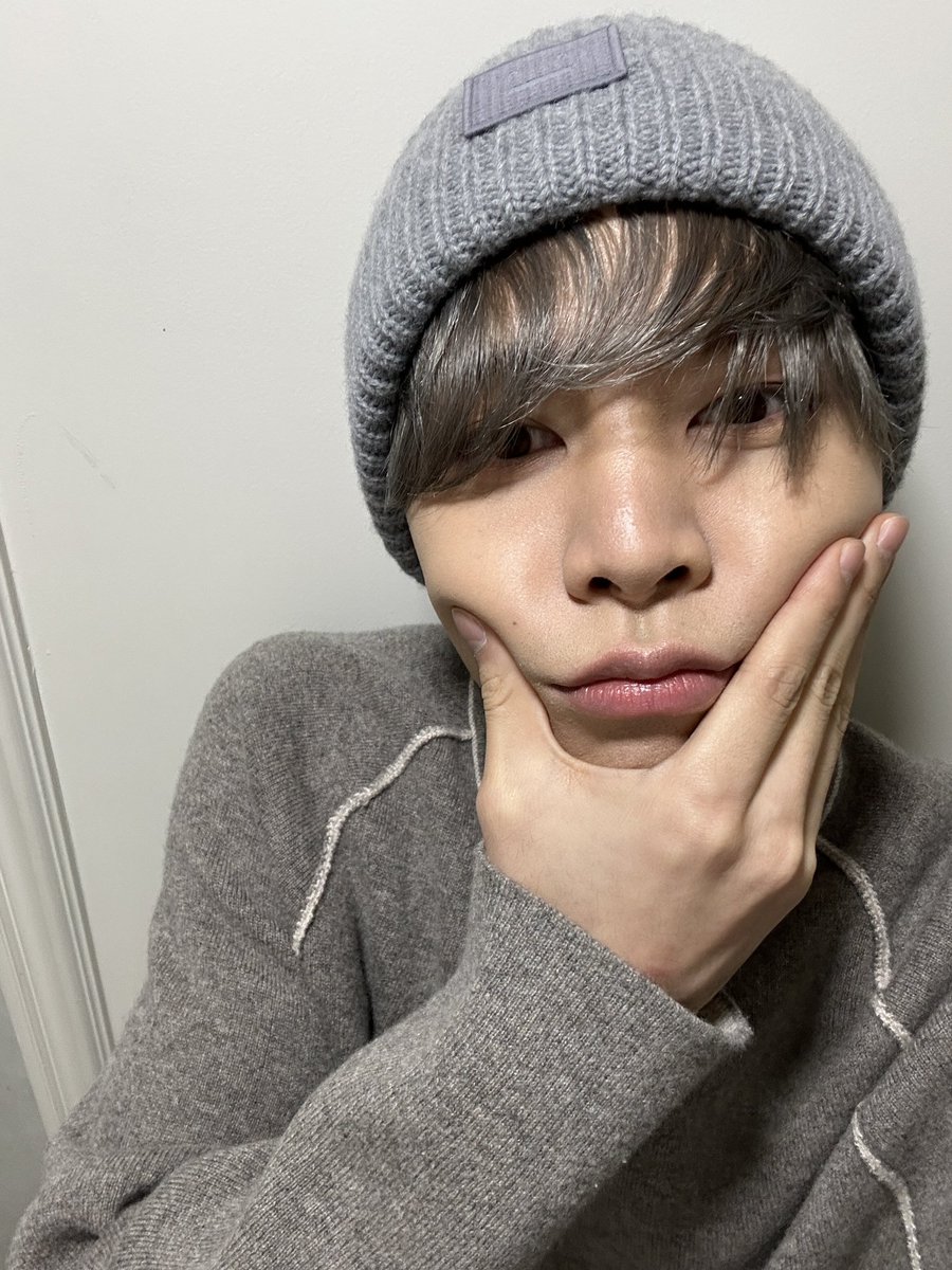 jsuhsource's tweet photo. 231112 - 🐱🫧💌

"So I guess from today on I start wearing a padded coat ㅎㅎㅎ"
"Also wearing a beanie ㅎㅎㅎ"
"Beanie season is baaaack"
"You gotta keep your head warm when it's cold ㅎㅎㅎㅎ" https://t.co/UlEVfJx1jA