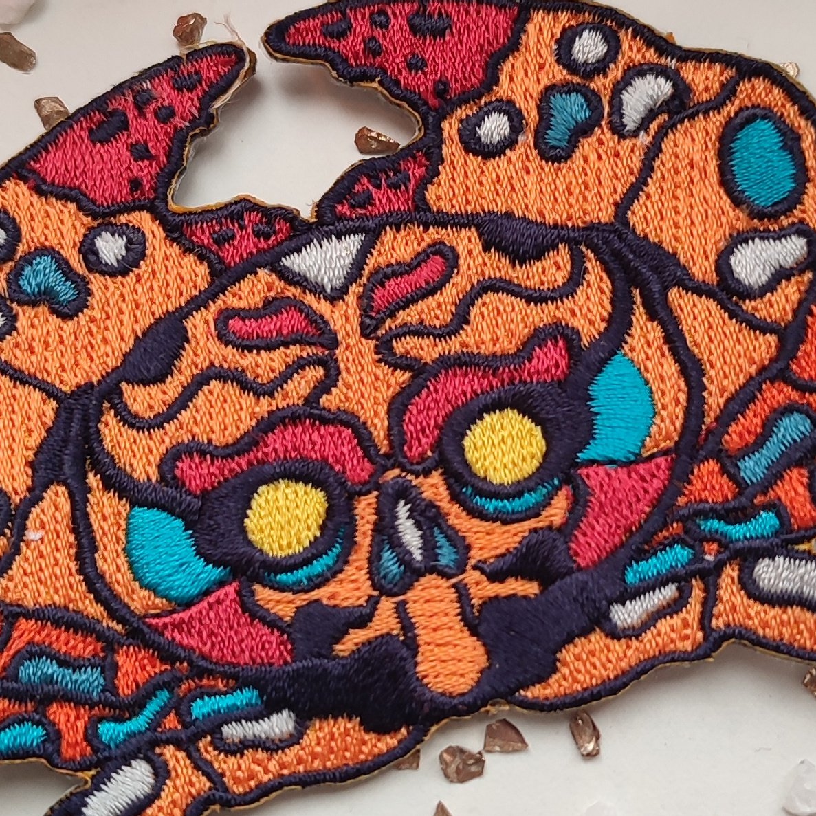 InkedMelon's tweet photo. 🦀 SKULL CRAB 🦀
Os traemos el nuevo diseño de parche que he podido crear 😍 me encanta como han quedado y además para alguien tan torpe como yo son super fáciles de poner, un poco de plancha y listo
#clothepatch
#patch #embroidery
#embroiderypatches #embroiderydesign https://t.co/8f72bpFSKi