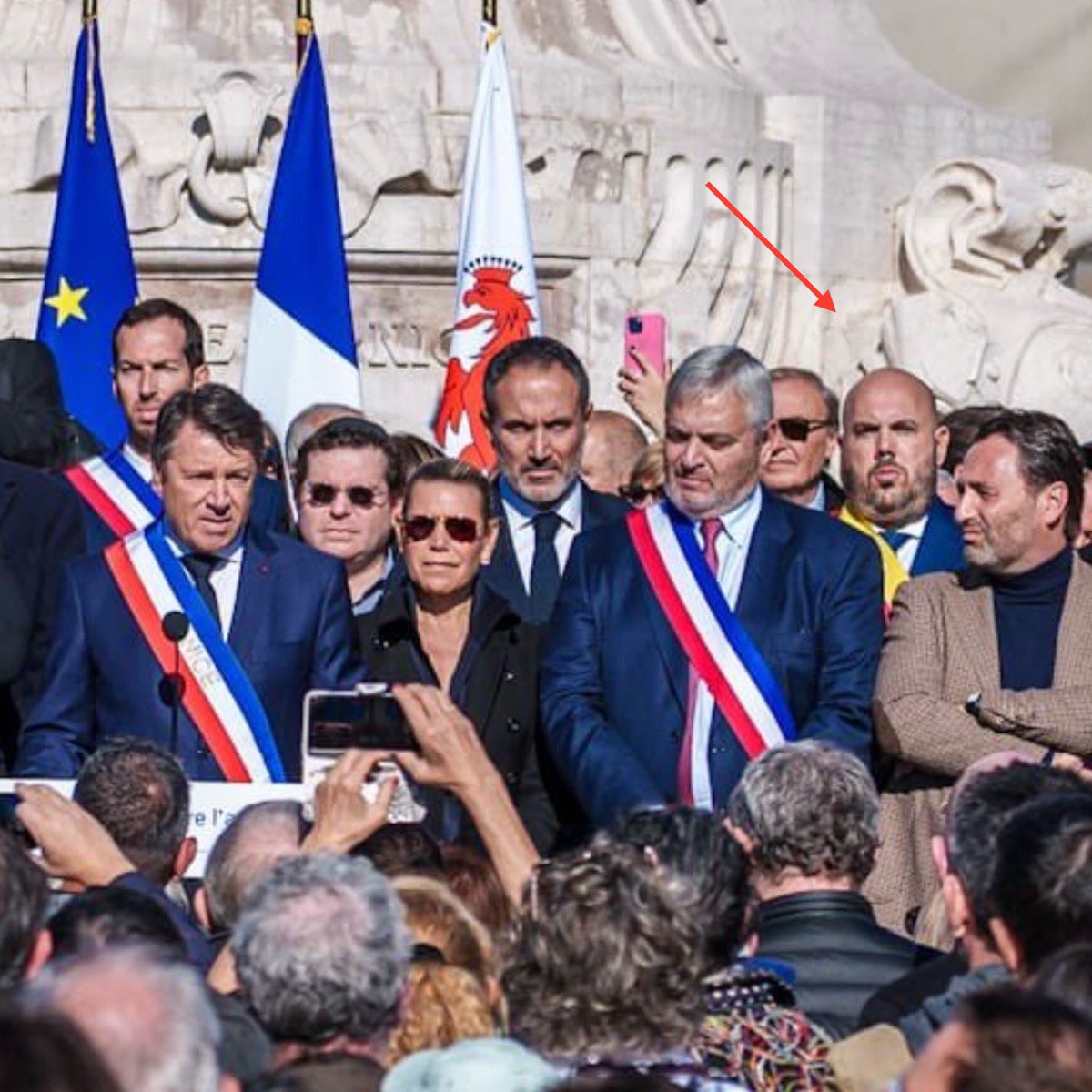 amin_snoussi's tweet image. 🤮 Terrible image à Nice lors du rassemblement contre l’antisémitisme.  

L’ex-skinhead Philippe Vardon (Reconquête, ex-RN) du groupe de rock identitaire Fraction, qui chantait à la gloire du Zyklon B, est présent aux côtés des élus de la ville.