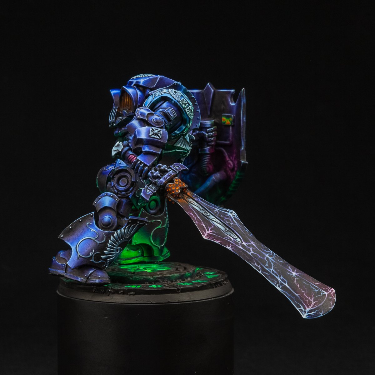 Galatus dreadnought finished!

Fun fact! It ended up being exactly 420 days between first and last painting session  😅💚

Also, roughly 250 hours of painting across 54 documented sessions.

Crazy project
Venatari squad next!

#WarhammerCommunity #warhammer #custodes #dreadnought