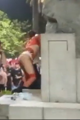 Los de massa están militando que un grupo de hombres grandes le pegaran y acosaran una mina que estaba sola en una plaza por votar distinto 
Fondo de olla