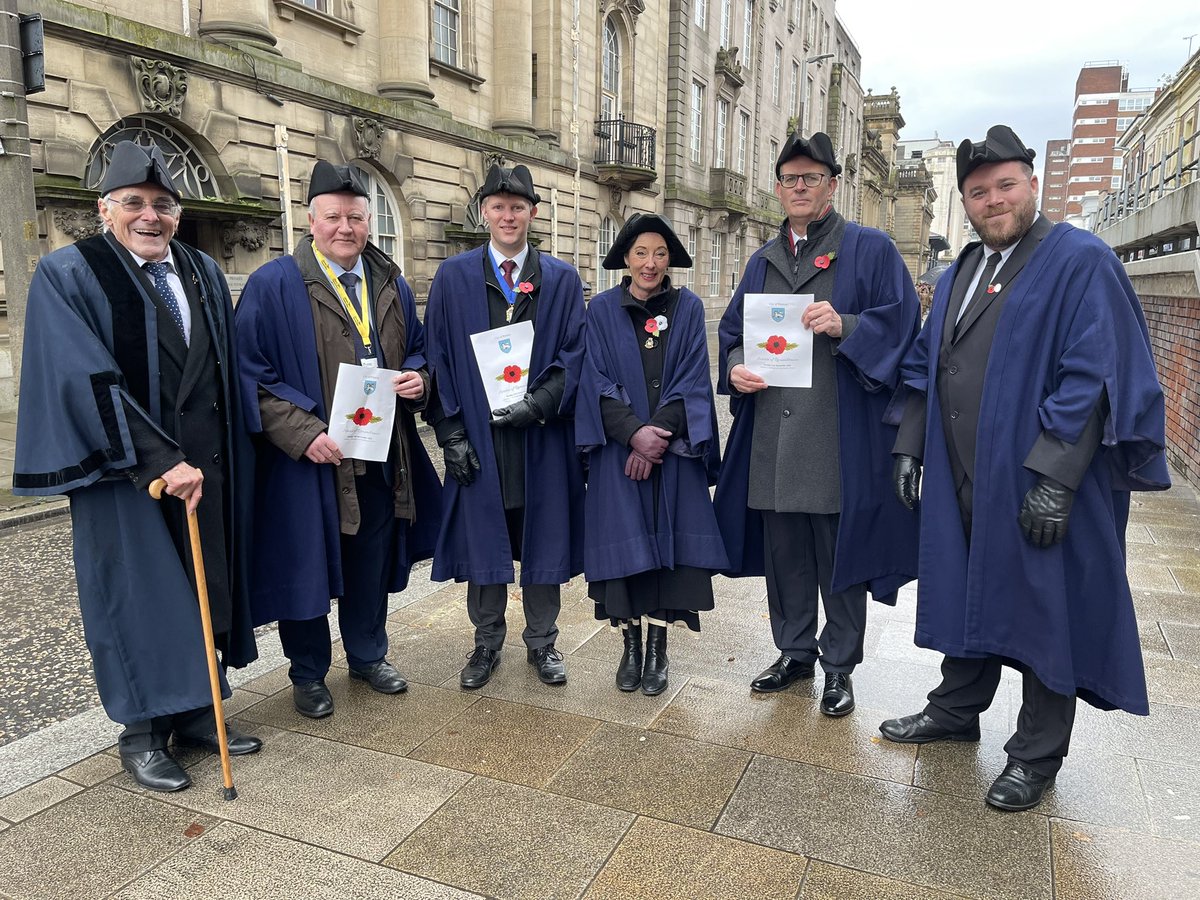 Fantastic to see so many Prestonians turn out to pay their respects at the Remembrance service on the Flag Market today. 

Preston Lib Dem councillors and Aldermen in attendance. Well done to everyone who organised and took part. 

#proudPreston