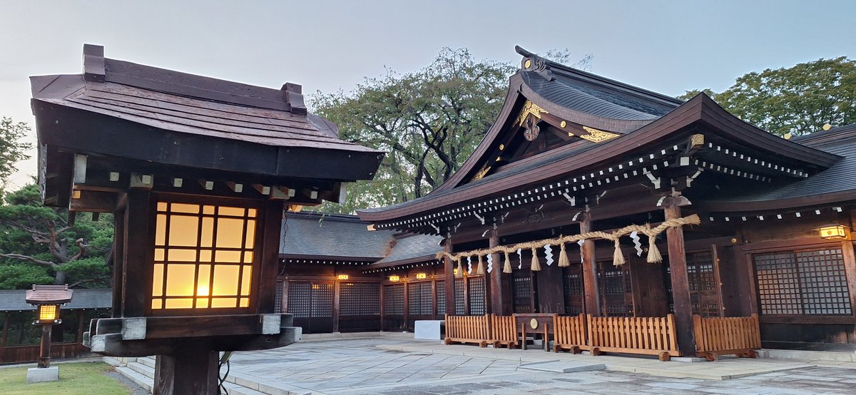 keroponi's tweet photo. 御朱印は間に合いませんでしたが
夕暮れの長野縣護國神社⛩
いい感じ https://t.co/2RXvkwqevG