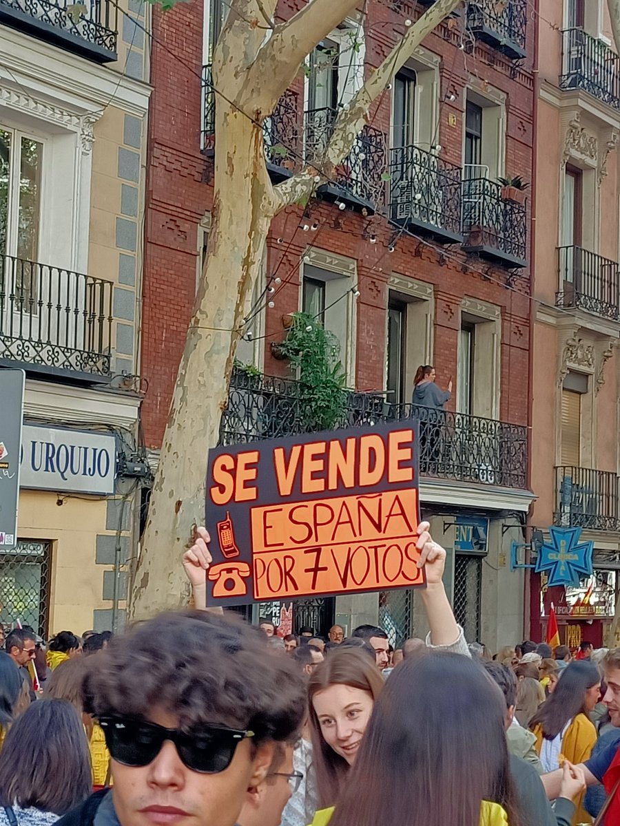Contra la claudicación ante independendtistas de Pedro Sánchez. No todo vale para ser presidente. Menos mal que no pidieron su mujer o el Palacio de la Moncloa. De primero de negociador es que hay líneas rojas y que negociar no es decir si a todo #españanoserinde