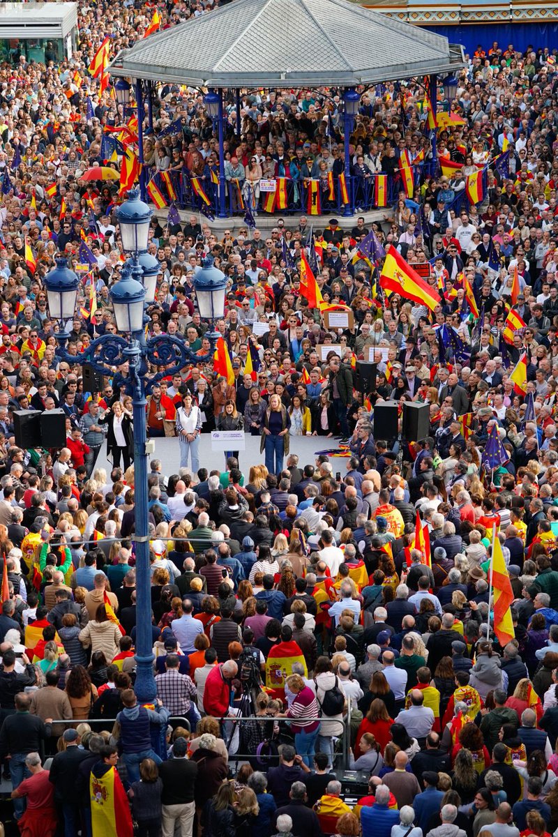 Los cántabros se han puesto en pie para decir basta ya y defender la igualdad de los españoles.
#EspañaNoSeRinde y Cantabria tampoco.
Vamos a seguir dando la batalla contra la impunidad.