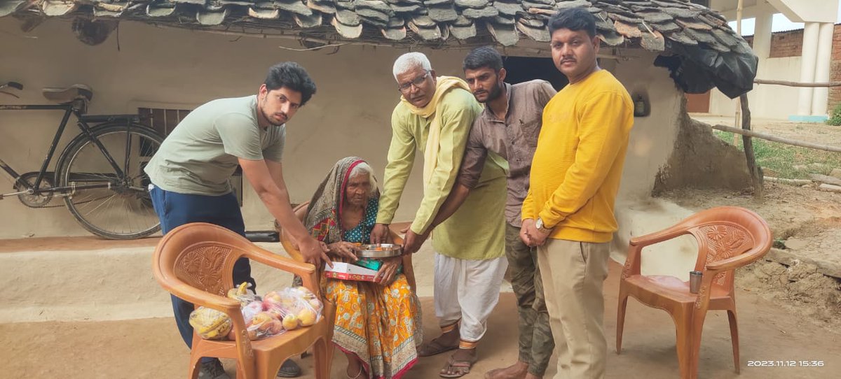 Navkranti_SenaB's tweet photo. दिव्यांग प्रकोष्ठ जिलाध्यक्ष अशोक पाण्डेय जी,पत्रकार अनिल देवरवा जी,हंसराज सिंह जी ,पुष्पेंद्र त्रिपाठी जी अधिवक्ता कर्वी आप सबने आज दीपावली पर दिव्यांग माता सावित्री देवी मिश्रा जी के घर जाकर उपहार भेट कर आशिर्वाद लिया । 
@SawarnArmychief https://t.co/9GPjpg2KbF