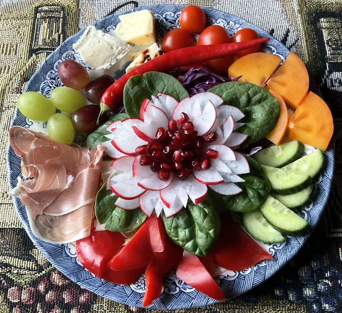 ASovij's tweet image. Happy Father’s Day! 🍾🥂✨
For hubby's gluten-free breakfast: paprika, prosciutto crudo, grapes, cheeses, cherry tomatoes, persimmon, cucumber, cabbage, baby spinach, radish, pomegranate and chilli.