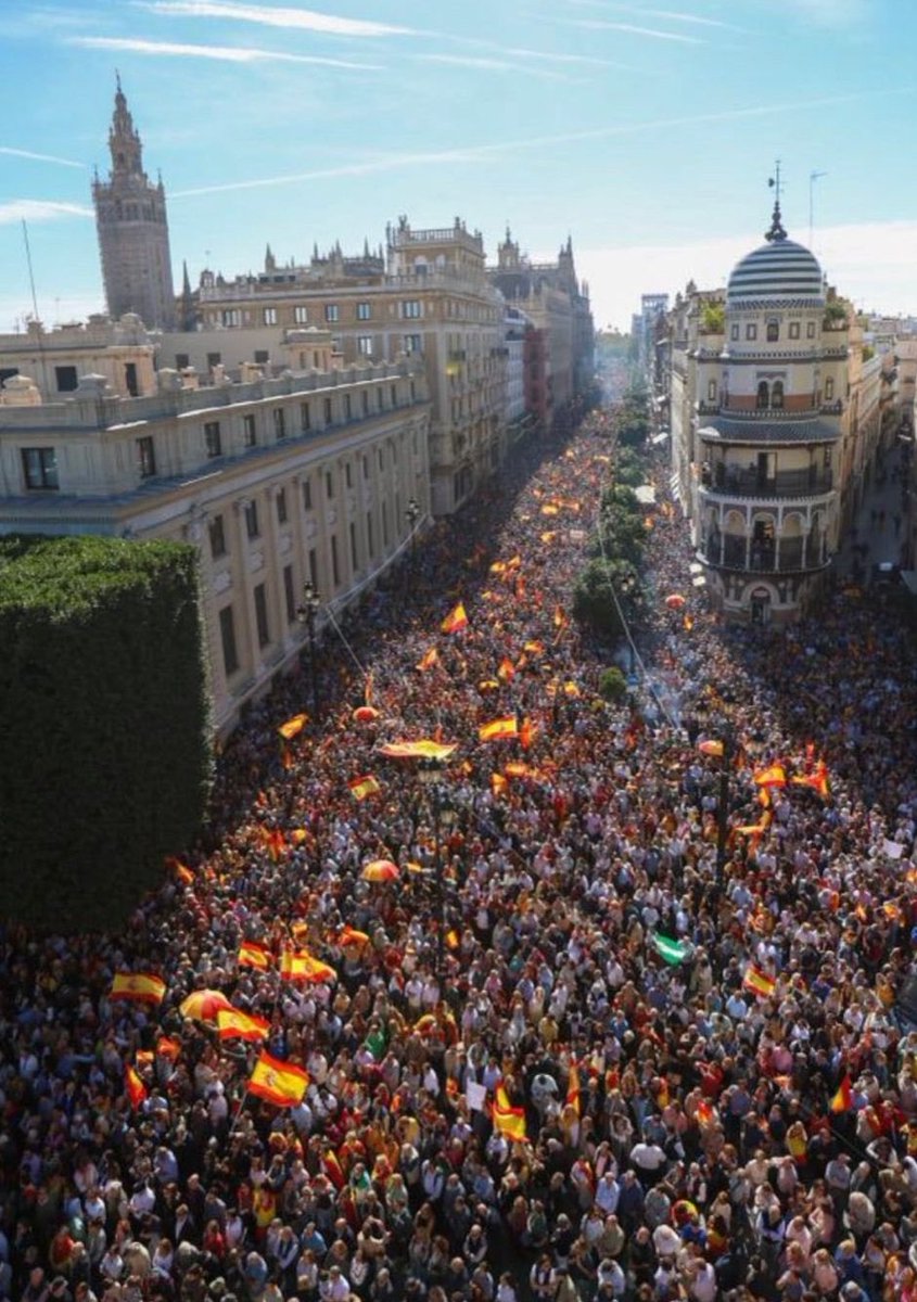 euricocampano's tweet photo. ¿De verdad creéis que tenéis policia suficiente para detenernos a todos, socialistas?

¡España entera está contra vosotros!
¡VOSOTROS SOCIALISTAS SOIS LOS GOLPISTAS!
#GolpeDeEstado 
#SanchezAPrisionTuEresElGolpista 
#Españanosevende https://t.co/AiGe8XoqNI