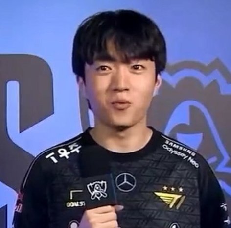 AshleyKang's tweet photo. Who will win?

An invincible five-man roster, striking terror into the hearts of #LeagueOfLegends teams around the world, built with the goal to dominate all competitions and achieve the Golden Road

vs

He Just Wants To See NewJeans

#Worlds2023   @T1Keria https://t.co/gj9f2h8kdO