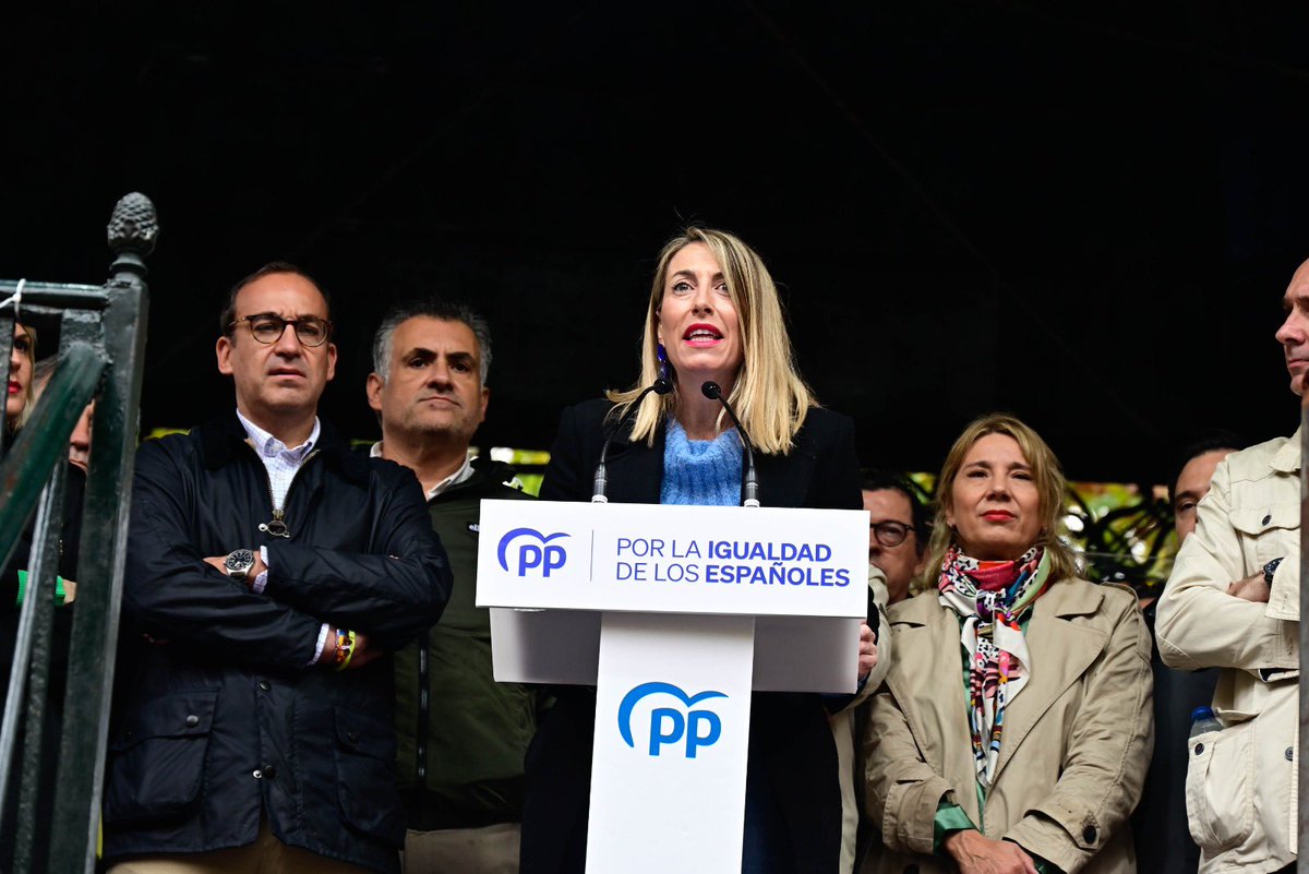 MGuardiolaM's tweet photo. Extremadura no se va a rendir ni va a renunciar a la igualdad.

La indignación que sentimos es un clamor en defensa de España. 

Gracias a todos los que nos habéis acompañado en Cáceres para alzar la voz contra la impunidad.

#EspañaNoSeRinde https://t.co/oy5biSAZGa
