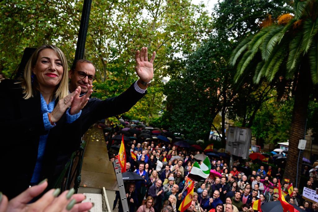 MGuardiolaM's tweet photo. Extremadura no se va a rendir ni va a renunciar a la igualdad.

La indignación que sentimos es un clamor en defensa de España. 

Gracias a todos los que nos habéis acompañado en Cáceres para alzar la voz contra la impunidad.

#EspañaNoSeRinde https://t.co/oy5biSAZGa