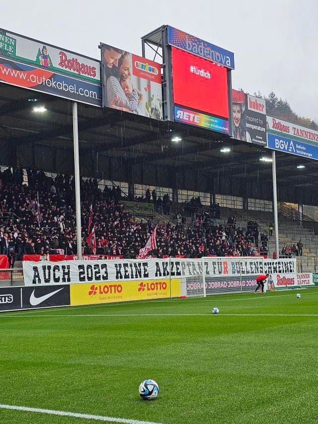 Die Fanszene des SC Freiburg boykottiert das Auswärtsspiel bei den Dosen und unterstützt stattdessen die U23 im Dreisamstadion gegen Preußen Münster! #RBLSCF 

'Auch 2023 keine Akzeptanz für Bullenschweine!' #SCFSCP
