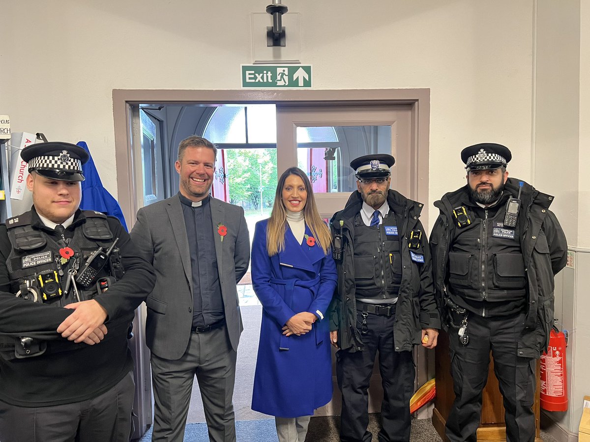 Furzedown SNT attended St Nicholas Church on Church Lane for Rememberance Day. Attended the event alongside our colleagues at @LondonFire to pay our respects. Thank you @DrRosena for the pictures.