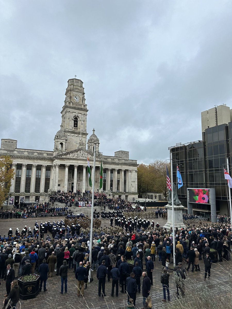 Pausing to remember those who sacrificed their lives, so that we could live ours. Sailors from @HMNBPortsmouth did us proud today at Portsmouth Naval Memorial as Guard of Honour then joining the city in a moving Service of Remembrance at the Guildhall. #LestWeForget