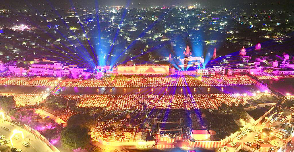 ddyadagirinews's tweet image. ♦️ లక్షలాది దీపాలతో వెలిగిపోతున్న అయోధ్య నగరం...

#AyodhyaDeepotsav2023 
#AyodhyaDeepotsav