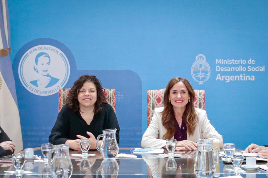 vtolosapaz's tweet photo. Junto a la ministra @carlavizzotti del @msalnacion, pusimos en marcha la asistencia económica a pacientes de tuberculosis en estado de vulnerabilidad socioeconómica. 

Se trata de un acompañamiento de medio salario mínimo, vital y móvil por el lapso de seis meses. 

La asistencia se enmarca en la Ley 27.675 que declara de interés público y nacional la respuesta integral e intersectorial a la Tuberculosis.