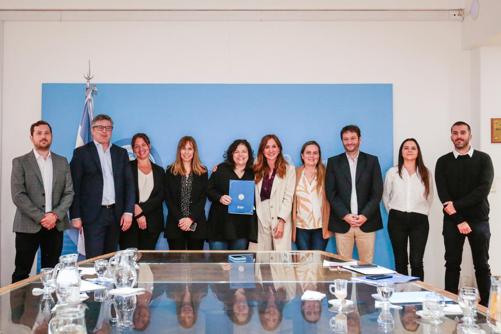 Junto a la ministra @carlavizzotti del @msalnacion, pusimos en marcha la asistencia económica a pacientes de tuberculosis en estado de vulnerabilidad socioeconómica. Se trata de un acompañamiento de medio salario mínimo, vital y móvil por el lapso de seis meses. La asistencia