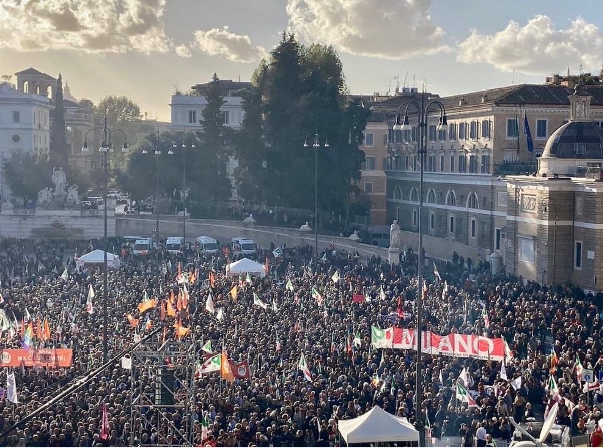 Ieri a Roma una bellissima piazza. 50.000 persone per contrastare questo governo di ultradestra che disegna un’Italia diseguale, arretrata, autoritaria. E per le nostre idee di crescita sostenibile, giustizia sociale, coesione territoriale. Di equità, libertà, diritti.
<a href="/pdnetwork/">Partito Democratico 🇮🇹 🇪🇺</a>