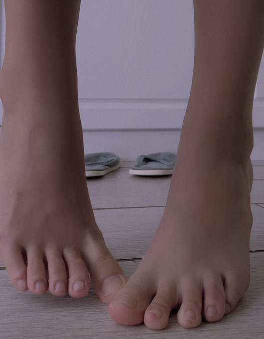 which feet pose is best suited for your worship ?🛐 https://t.co/BbfbrvdkeL