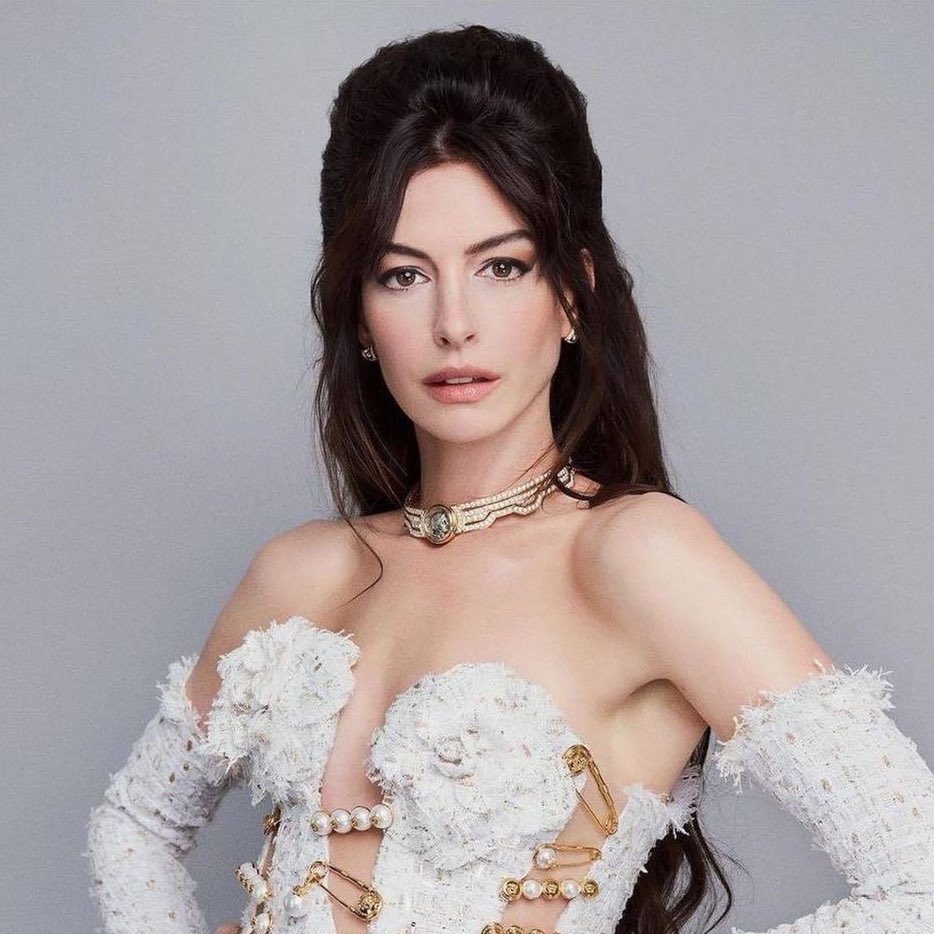 PopCulture2000s's tweet photo. happy 41st birthday to the beautiful anne hathaway https://t.co/1Sau8vj6c5
