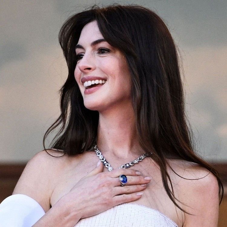 PopCulture2000s's tweet photo. happy 41st birthday to the beautiful anne hathaway https://t.co/1Sau8vj6c5