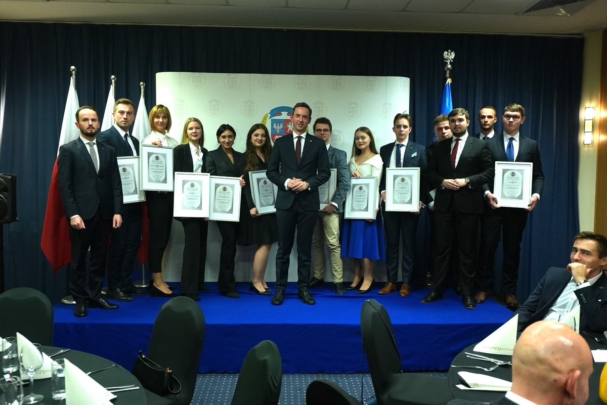 Marcin Ociepa (@marcinociepa) on Twitter photo To już dwunasty rok z rzędu, kiedy wręczyliśmy dyplomy Collegium Nobilium Opoliense kolejnej grupie młodych liderów🏆, który ukończyli interdyscyplinarny kurs kształcenia w ramach jednej najlepszych szkół liderów w Polsce🇵🇱. Serdecznie gratuluję!🤝
Końcem zimy 2024 ruszy kolejny To już dwunasty rok z rzędu, kiedy wręczyliśmy dyplomy Collegium Nobilium Opoliense kolejnej grupie młodych liderów🏆, który ukończyli interdyscyplinarny kurs kształcenia w ramach jednej najlepszych szkół liderów w Polsce🇵🇱. Serdecznie gratuluję!🤝
Końcem zimy 2024 ruszy kolejny