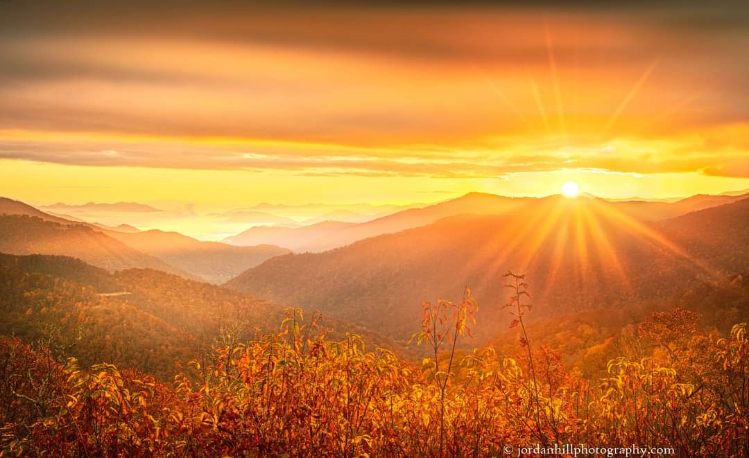 A Sunrise To Remember
jordanhillphotography.com/featured/a-sun…

#blueridgemountains #smokymountains #mountains #mountain #maggievalley #mountainsarecalling #smokies #art  #sunrise #sunset #blessed #inspire #shoponline #wallart #walldecor #homedecor #BuyIntoArt #photo #AYearForArt #gatlinburg