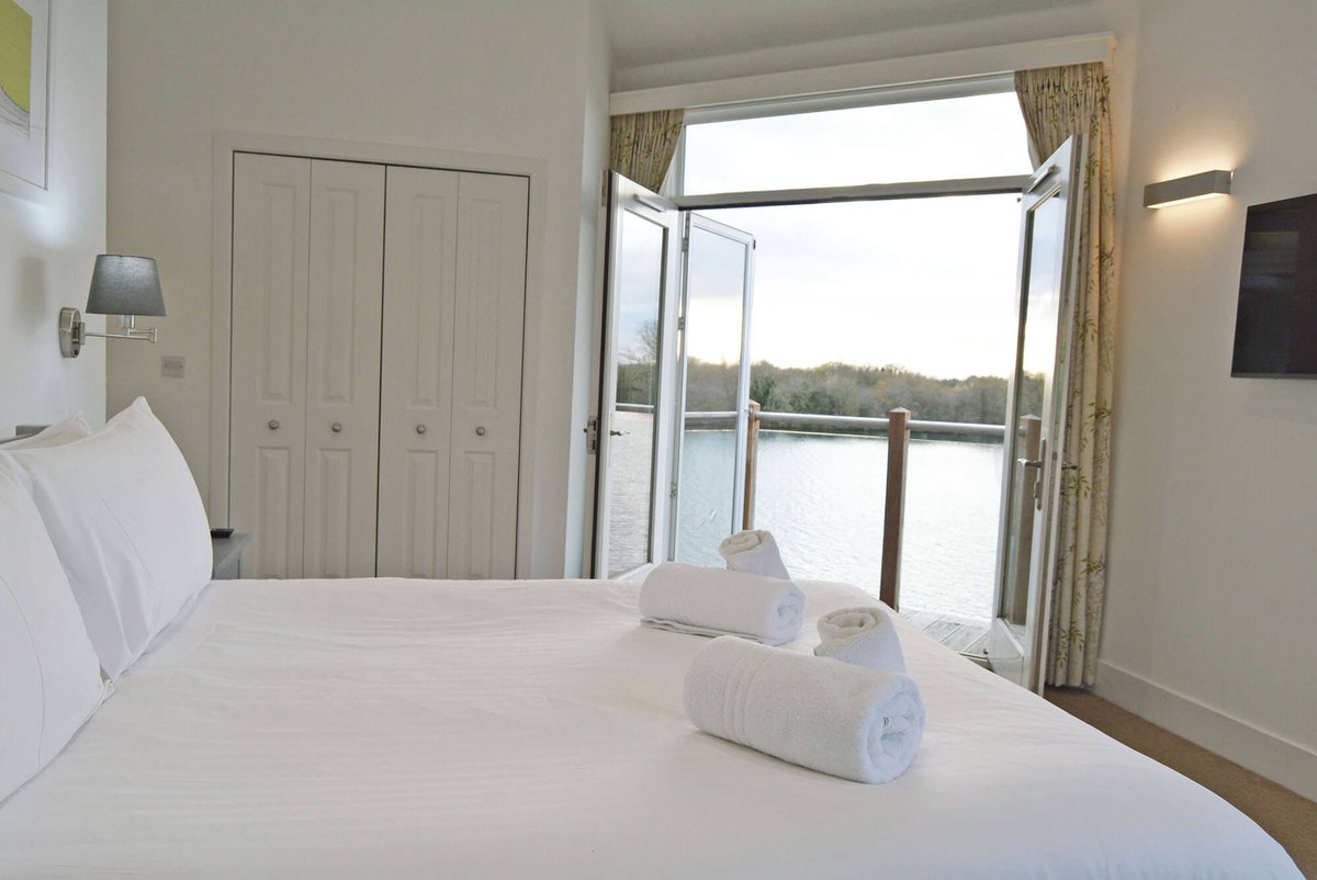 Scout on the Water, Cotswold Water Pk. Stunning 3 en suite bedrooms, overlooking  114 acre sailing and fishing lake. It’s perfect for an adventurous family holiday or special celebration staycationholidays.co.uk/property/scout…