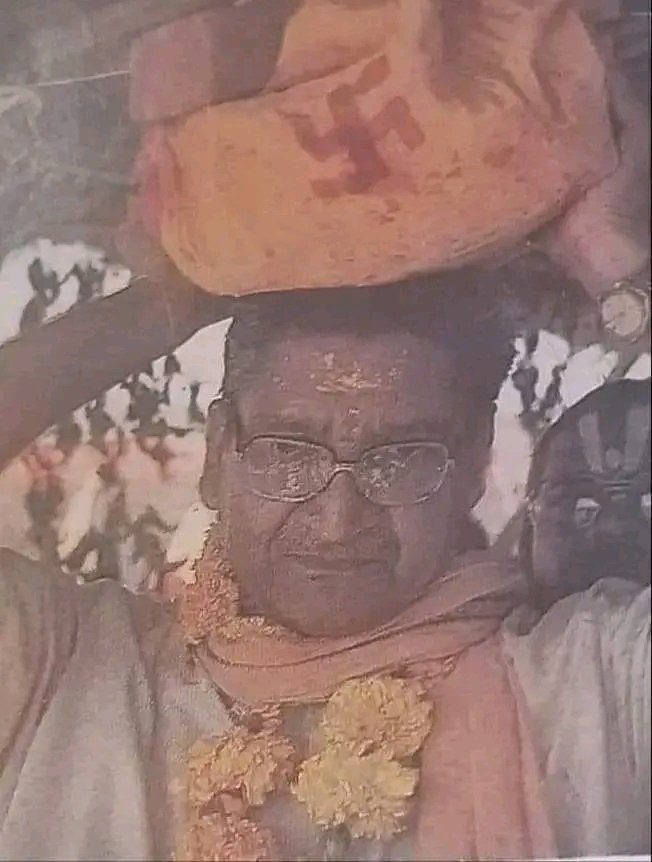 AnkitVi16260418's tweet photo. यह चित्र 9 नवम्बर 1989 का है जब परम श्रद्धेय स्वर्गीय श्री अशोक सिंघल जी ने सुबह 9 बजे अपने सर पर ईंट लेकर शिलान्यास स्थल,#अयोध्या पहुंच���ना प्रारम्भ किया था .….. 34 साल बाद फिर से इतिहास बनने जा रहा है! https://t.co/ljvp7jaM4T