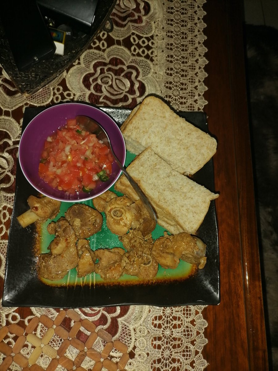 Smollicious1's tweet image. #SundaysAreForFamily
Thina esi single
@Hennessy
Platter for 2
Boiled turkey
Bread
#Sambals

Dinner mutton curry shabhuke