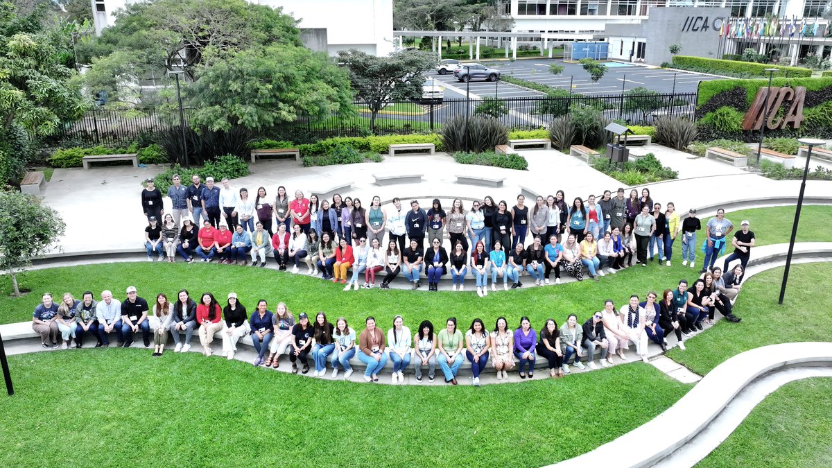 SERVIRGlobal's tweet photo. ¡Les presentamos a las 100+ mujeres participantes del taller #RallyFemenino #TecnologíaGeoespacial! Un grupo brillante de estudiantes y profesionales capacitándose para fomentar la #ResilienciaClimática.

https://t.co/SEQjfgZu3U
Foto: Jose Carlos García https://t.co/cYx8Us5bMu