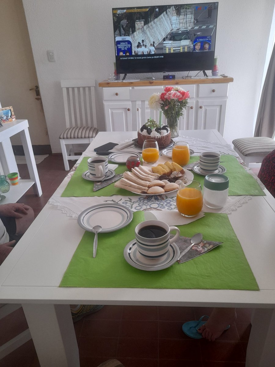 MerceGrando's tweet photo. #TN #ESTEFINDE Desayuno de cumple de mi amor Claudio Costanza! Feliz vuelta al Sol! Y como todos los domingos desayunando con ustedes! Saludos a todo el equipo! https://t.co/yd0st2QqJ6