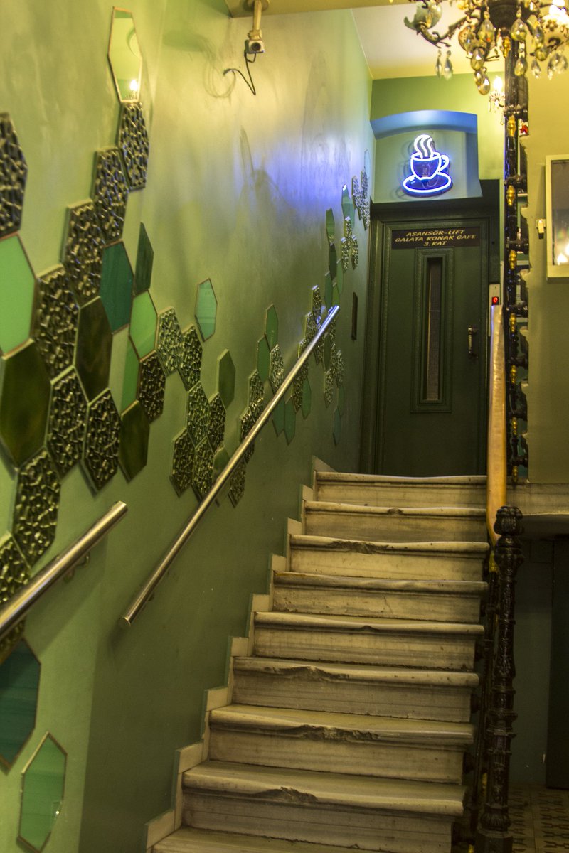 fnks35's tweet image. De photochallenge #November_Kiek van @Tpzijl heeft vandaag als thema  #ingang
Dit is de #ingang van Galata Konak café in #Istanbul Prima plek voor ontbijt, hoofdgerechten, gebak,  koffie en thee. Het heeft een terras met uitzicht op de Bosporus