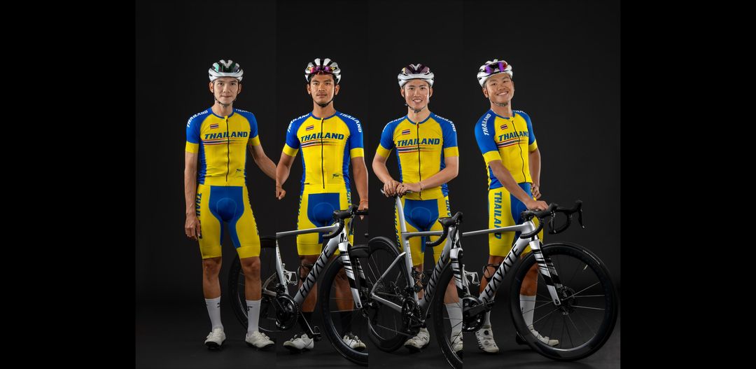 BicyclesKaze's tweet photo. 🫅🫅"Four King of The Road" ..... 🏆"KAZE HAYATE - KANON XR จักรยานคู่ใจ .... พี่วุฒิ สราวุฒิ สิริรณชัย, พี่ตูม พีระพล ชาวเชียงขวาง, ออม รัชชานนท์ เยาวรัตน์ และ เฟรม ธนาคาร ไชยยาสมบัติ 🇹🇭ทีมชาติไทย ประเภทจักรยานถนน 🚵🚵
#ridekaze #kazebicycle #kazeKANONXR #kazeHayate https://t.co/voo0tB9076