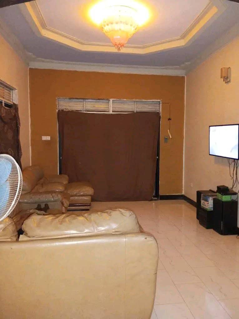 shukranproperty's tweet photo. ❤️ HOUSE 4 SALE 💜
🚩#3bedrooms sitting and dining rooms kitchen at #120m is available for sale in Buddo Near Kasenge Town.
🚩 Seated on #30Decimals.
🚩 Selling price #120m negotiable
🚩 For inspection Call or whatsApp 0706592177 https://t.co/g96ej1kUQK