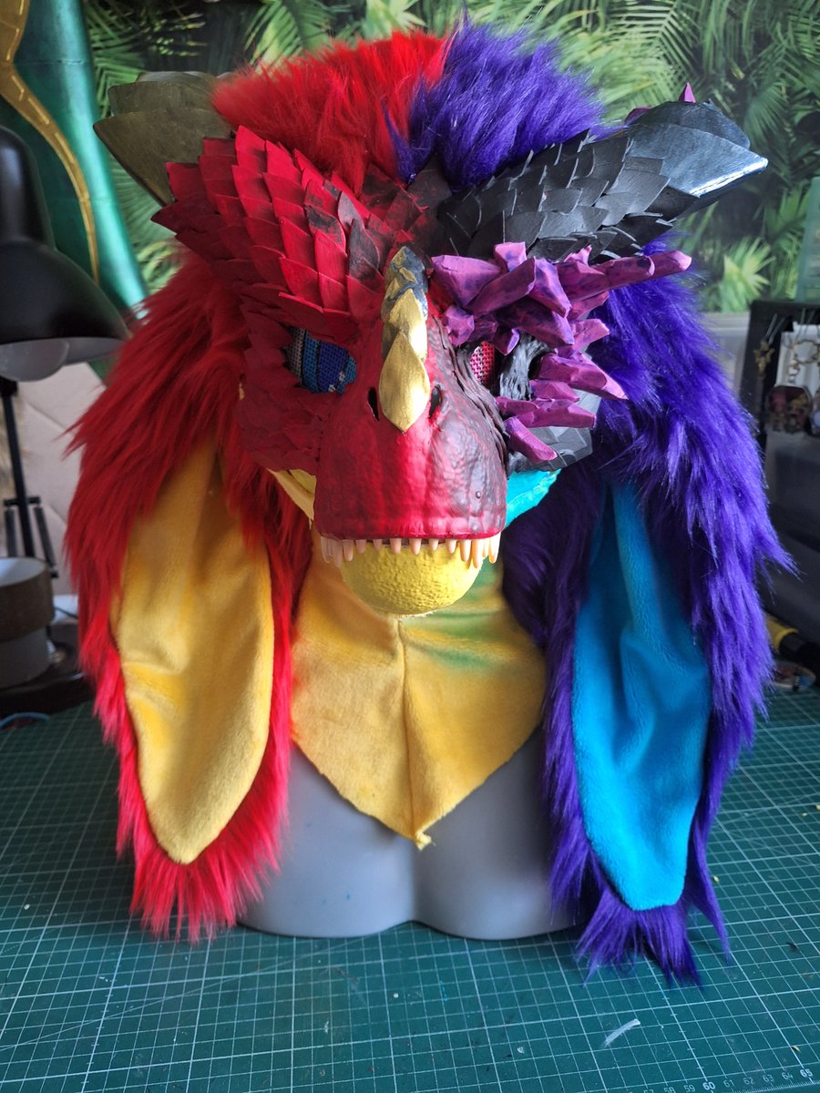 DesignsDarki's tweet photo. @ConjureCreature I try to sell this dinomask suit for a while now. I would even make paws and a nubtail for him just to see him gone. He is 500€ only + shipping (from germany) https://t.co/xvGoYtDK3a