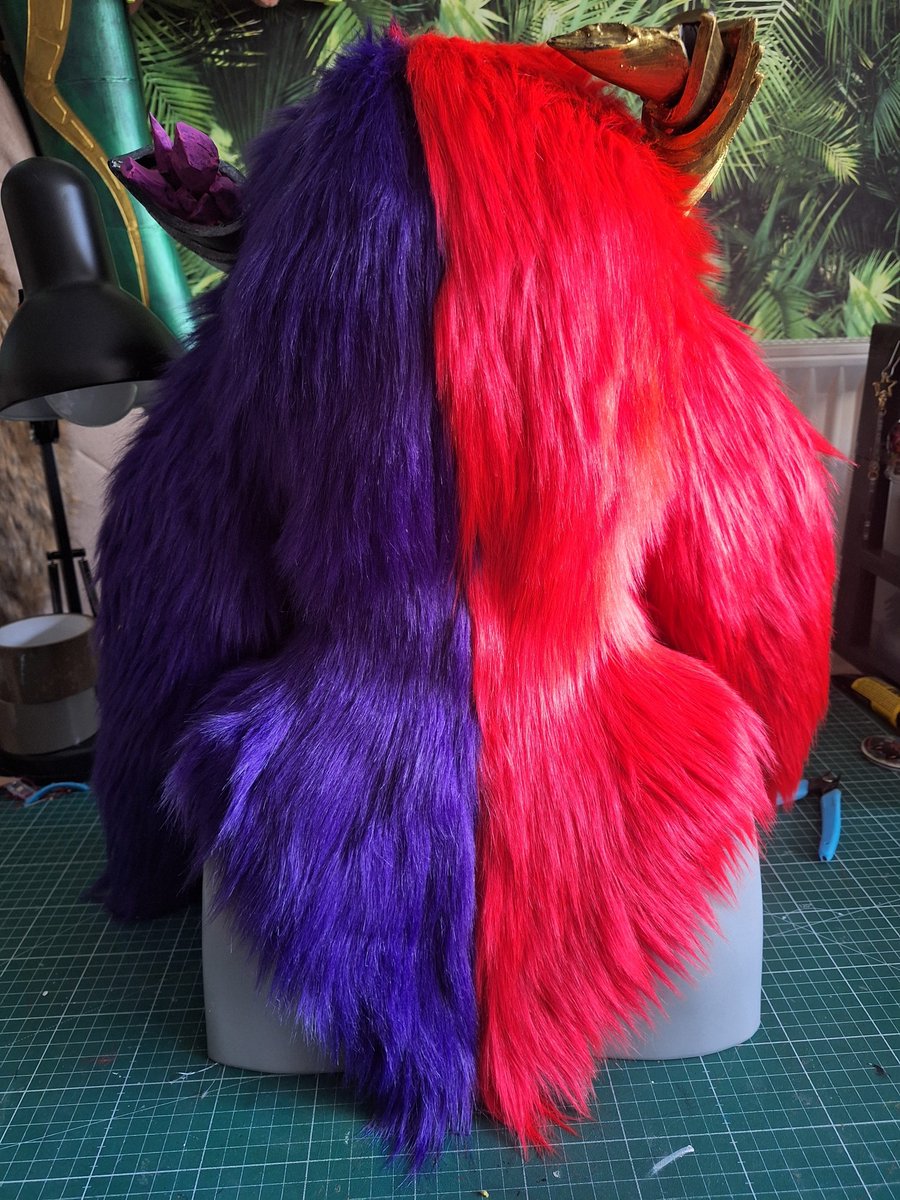 DesignsDarki's tweet photo. @ConjureCreature I try to sell this dinomask suit for a while now. I would even make paws and a nubtail for him just to see him gone. He is 500€ only + shipping (from germany) https://t.co/xvGoYtDK3a