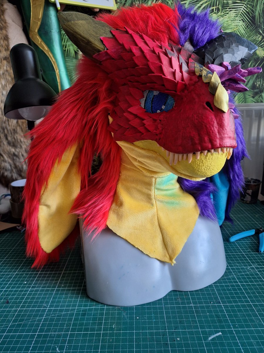 DesignsDarki's tweet photo. @ConjureCreature I try to sell this dinomask suit for a while now. I would even make paws and a nubtail for him just to see him gone. He is 500€ only + shipping (from germany) https://t.co/xvGoYtDK3a