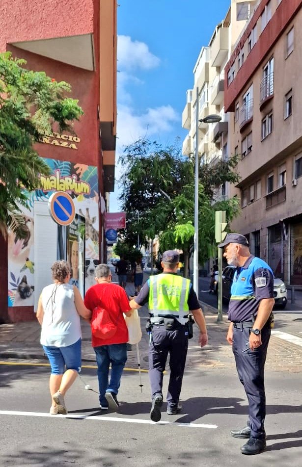 PoliciaLocalSC's tweet photo. La @PoliciaLocalSC sigue prestando servicio y ayuda a la ciudadanía durante este tramo final del @MaratonTenerife que continúa desarrollándose en #SantaCruz https://t.co/6CFdXuYd3h